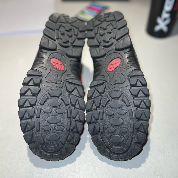 Merrell ice cap moc red size 6 kids or 7 women. - Picture 6 of 7